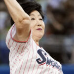 小池都知事、始球式で膝関節を剥離骨折！“ヤ戦病院”がトレンドワードに