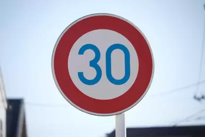 生活道路の速度制限が60km/hから30km/hに変更！賛否両論の改正