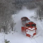 撮り鉄の迷惑行為？ラッセル車を緊急停車させた「雪のかたまり」持ち込みの危険性