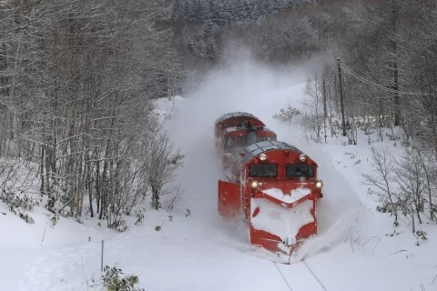 撮り鉄の迷惑行為？ラッセル車を緊急停車させた「雪のかたまり」持ち込みの危険性